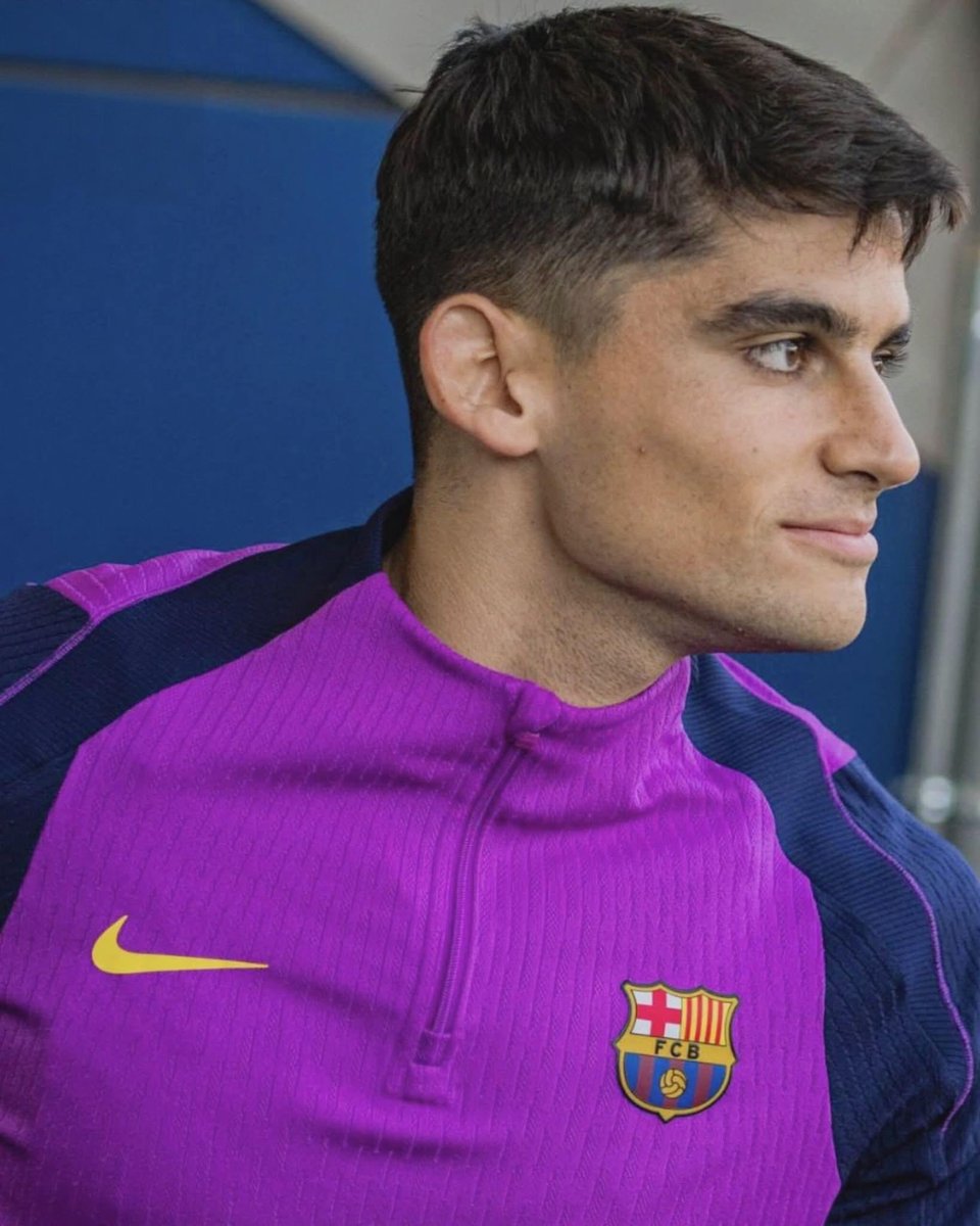GxldPauVictor's tweet photo. 🚨 EL único jugador que decidió suspender sus vacaciones, volver antes y el único también que durante las últimas 3 semanas contrató a una academia especializada en preparación deportiva para llegar a tope para la siguiente temporada, ese es Gerard Martín. Hoy se le vio en las instalaciones del club haciendo doble sesión de trabajo aún cuando faltan 5 días para volver al ruedo. Trabajador, humilde y cumplidor. Sabe que hizo una grandísima temporada y quiere más, jugadores así siempre estarán en mi barco. El triunfo de la clase obrera 💙❤️