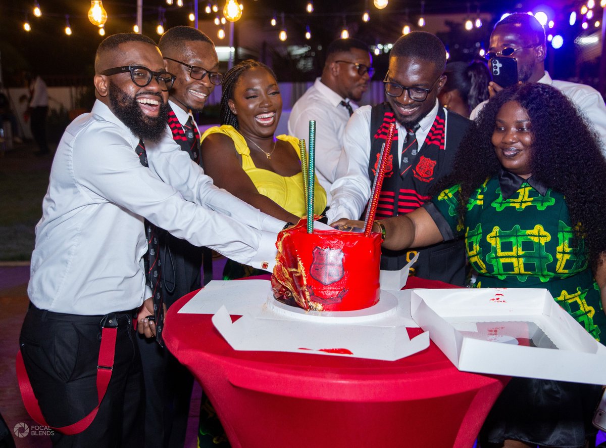 mobaclassof2016's tweet photo. "MOBA ee, Gey Hey ee, afei y3 b3y3 TIGHT"🤞🏽🫶🏽❤️🖤💚💛

The great school makes great men and behind every great man, is a gey hey girl😉
🔴⚫️

#DwenHweKan #BeyondTheHills  #MOBA16 https://t.co/wpSjX1llLs