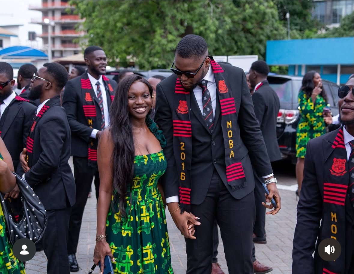 mobaclassof2016's tweet photo. "MOBA ee, Gey Hey ee, afei y3 b3y3 TIGHT"🤞🏽🫶🏽❤️🖤💚💛

The great school makes great men and behind every great man, is a gey hey girl😉
🔴⚫️

#DwenHweKan #BeyondTheHills  #MOBA16 https://t.co/wpSjX1llLs