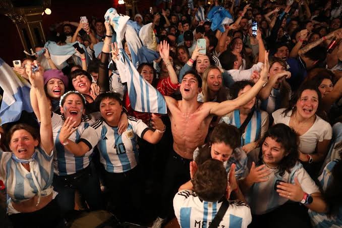 EdsonMairn17739's tweet photo. @Indie5051 "declaran a la AFA culpable y arrestan al Chiqui Tapia*
Toda Argentina: https://t.co/7wc6lDUcgs