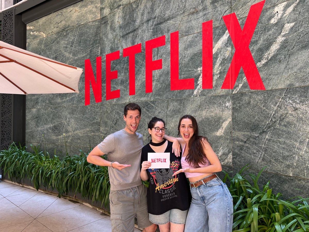 adoma_es's tweet photo. La semana pasada, @NetflixES organizó en el hotel Four Seasons de Madrid (@FSHotelMadrid) un evento al que acudieron los equipos de doblaje, traducción y subtitulado de España y Portugal.

En España, el 88% del contenido que se consume en Netflix es DOBLADO. Además, cada producción se dobla en 13 idiomas y se subtitula en más de 40. Debido a esta necesidad, los equipos de localización de Netflix han aumentado en los últimos años, mostrando el interés y la necesidad por los productos doblados.

A dicho evento acudieron varios compañeros conocidos por protagonizar importantes producciones de Netflix: JON SAMANIEGO (@JonSamaniego2) 'Live Action de One Piece', BEATRIZ LLANEZA MIELGO (@13eLucky) 'Miércoles' y CLAUDIA CANEDA 'Nimona'.

Desde ADOMA, agradecemos a Netflix España por tener este tipo de iniciativas que dignifican el doblaje y las demás áreas de la localización.
❤️🎙️