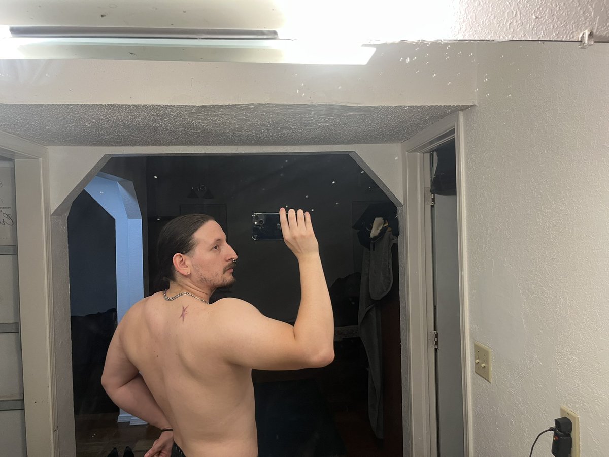 Zxunoo's tweet photo. bulk hitting rn #gym #skinnybitxh https://t.co/0DQ2v8XeYD