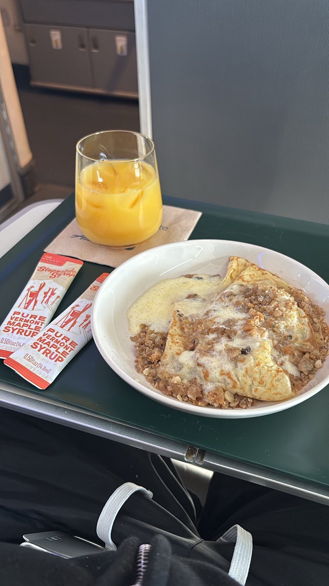 finxxlive's tweet photo. If I’m lying, I’m flying economy https://t.co/t5LwHwEfWm
