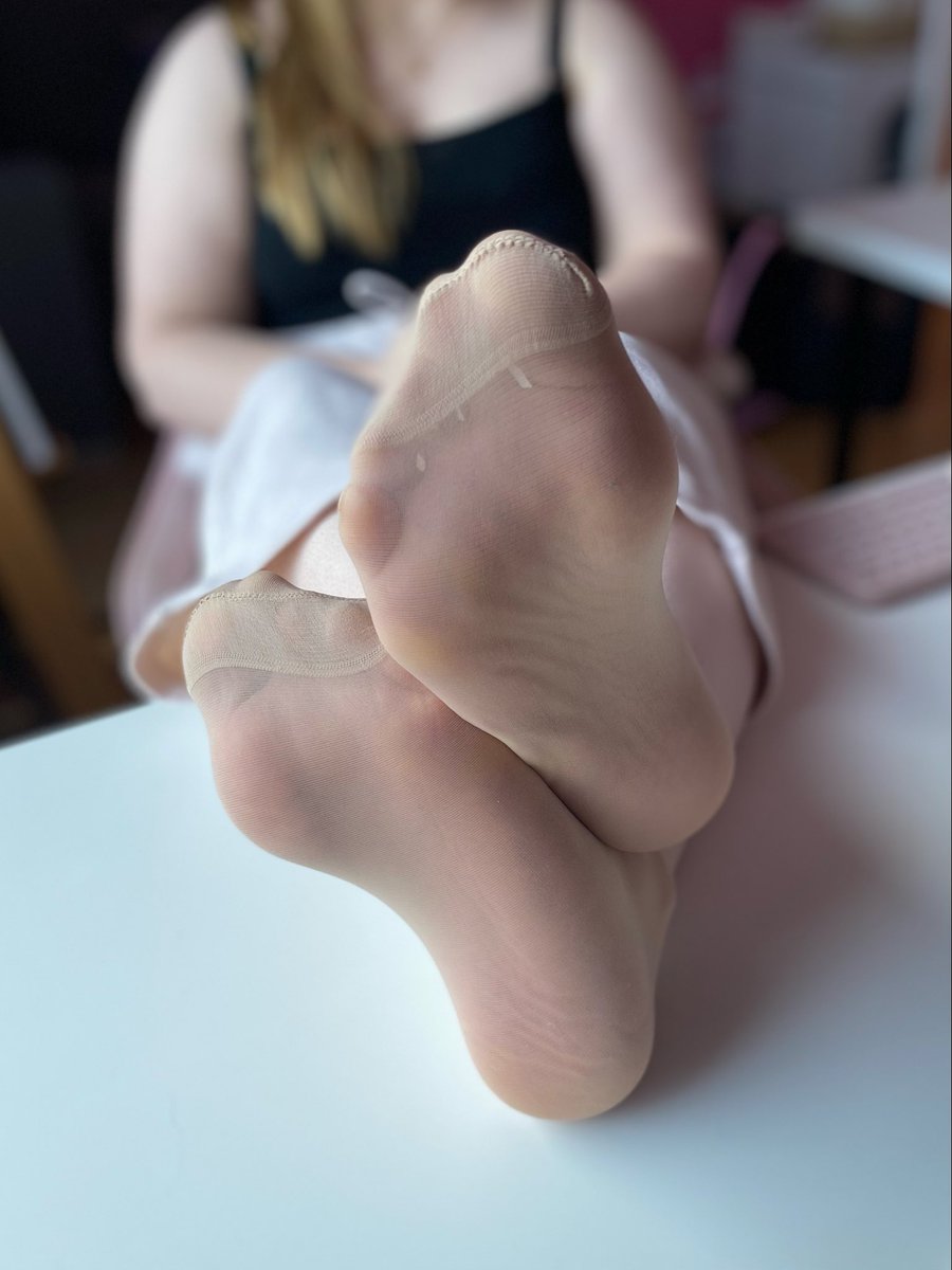 misslivylaine's tweet photo. Black or nude nylons? 😉 https://t.co/WcbThJSE0g