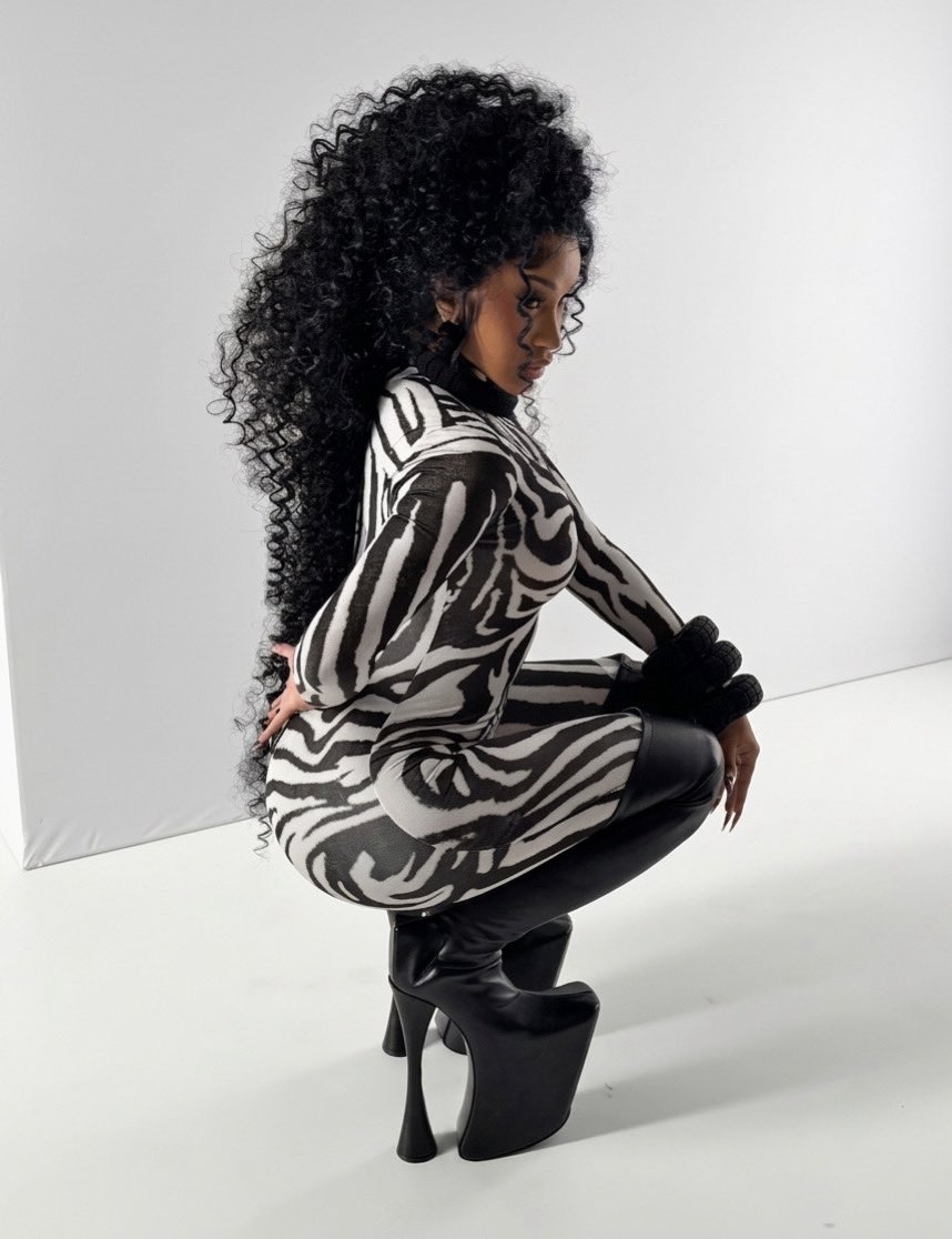 theecardiroom's tweet photo. CARDI B https://t.co/rcBRlh8ApP