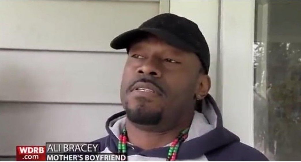 damnidc__'s tweet photo. A stranger walked into a 12-year-old girl's room wearing no pants. The Louisville homeowner shot the man 6 times. https://t.co/QECZBTIP4R