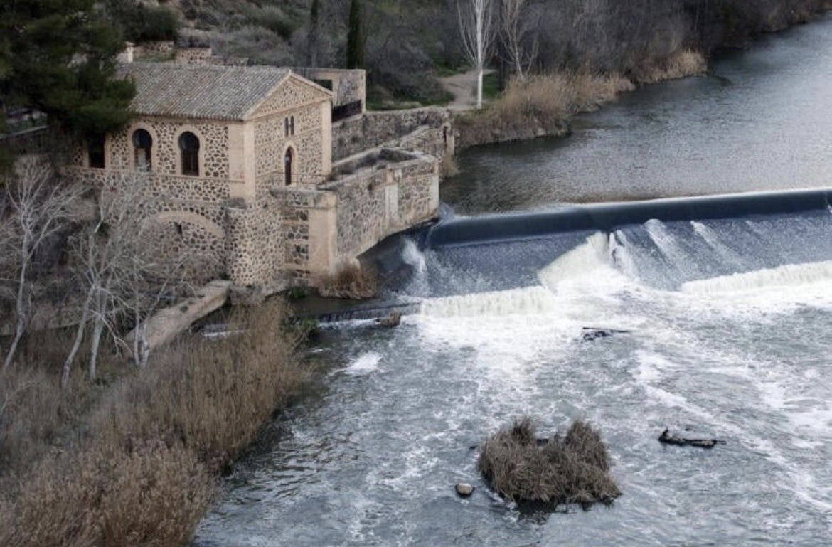 MorCosta79's tweet photo. @guardiacivil Máxima precaución en pequeñas presas o azudes. Son maquinas de ahogamiento perfectas. Peligro de muerte por remolinos que impiden la flotación. Evitar a toda costa el agua espumosa o blanca. Mejor, evitar visitar estos lugares https://t.co/uD9fXdbYuL