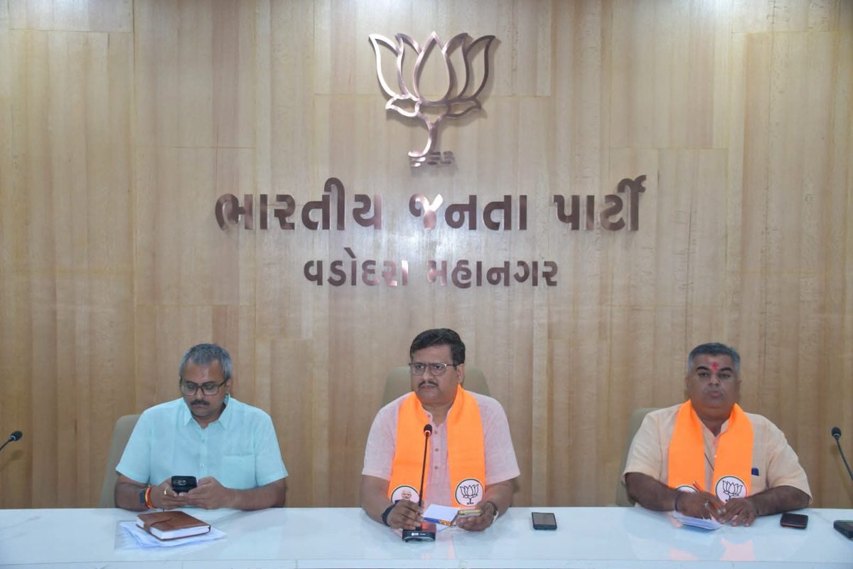 umisha_vasava's tweet photo. "નમો કમલમ" શહેર ભાજપ કાર્યાલય ખાતે આગામી કાર્યક્રમ સંબંધી સંગઠનાત્મક બેઠકમાં હાજરી આપી. 🙏 https://t.co/3XjJLaxBrO