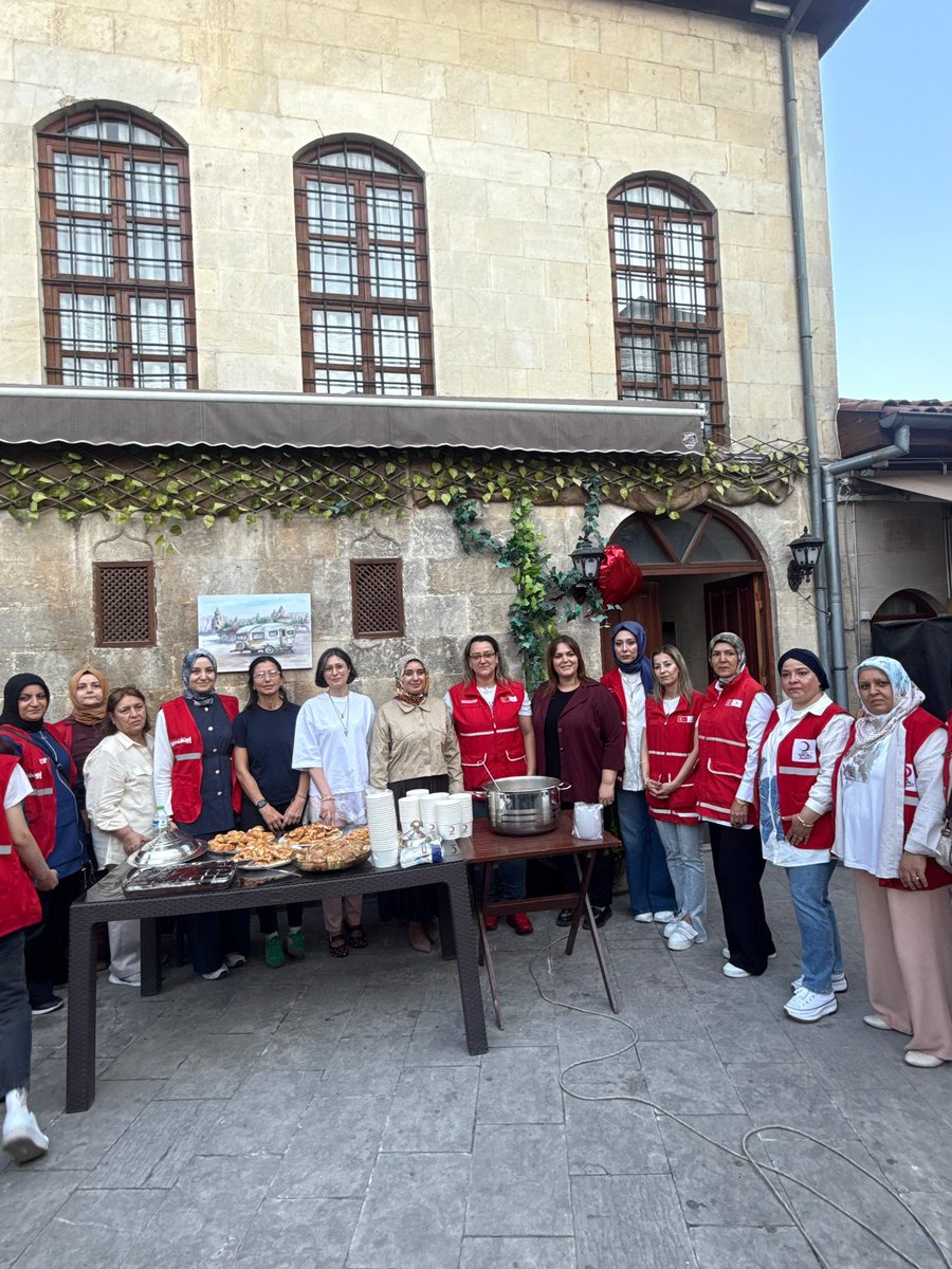avdilanensari's tweet photo. Türk Kızılay'ı Şehitkamil Şube Başkanlığının düzenlediği Aşure Dağıtım Programına Şehitkamil Kadın Kolları başkanımız  ile birlikte katılım sağladık. 

Emeği geçenlere ve bağışlarıyla organizasyona destek veren hayırseverlerimize teşekkür ederiz. 

@tugbaisikercan 
@DemetDagli27 https://t.co/ZvE409hUFu
