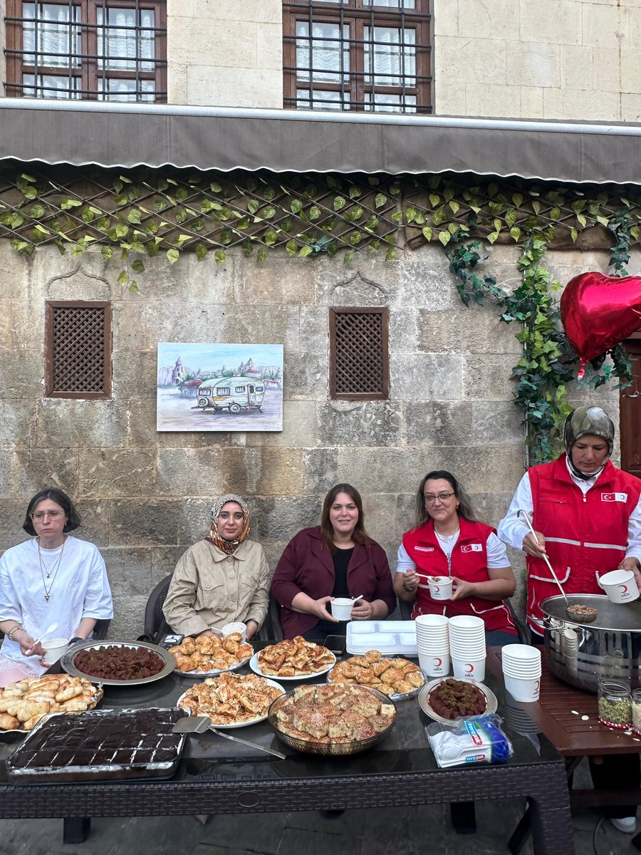 avdilanensari's tweet photo. Türk Kızılay'ı Şehitkamil Şube Başkanlığının düzenlediği Aşure Dağıtım Programına Şehitkamil Kadın Kolları başkanımız  ile birlikte katılım sağladık. 

Emeği geçenlere ve bağışlarıyla organizasyona destek veren hayırseverlerimize teşekkür ederiz. 

@tugbaisikercan 
@DemetDagli27 https://t.co/ZvE409hUFu