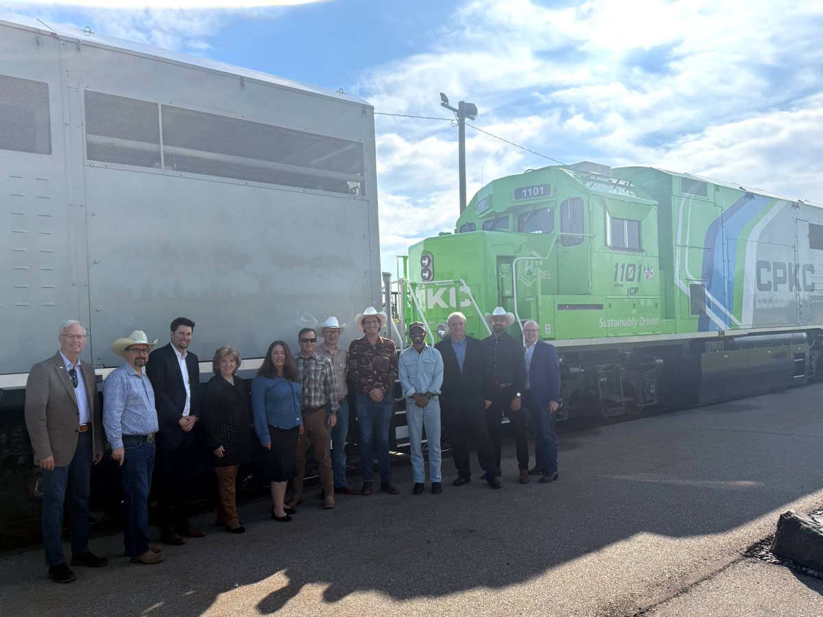 TXsecofstate's tweet photo. Secretary of State and Border Trade Advisory Commmittee Chair Jane Nelson toured the Canadian Pacific Kansas City Operations Center today in Calgary. CPKC is an 8,800-mile-long rail hub that connects Alberta's natural resources to the US, including Dallas, Houston and the Gulf Coast. 

Secretary Nelson also visited the Carbon Conversion Technology Centre at InnoTech Alberta. This facility produces cutting-edge work in carbon capture and emissions reduction technology. 🇺🇸 🇨🇦