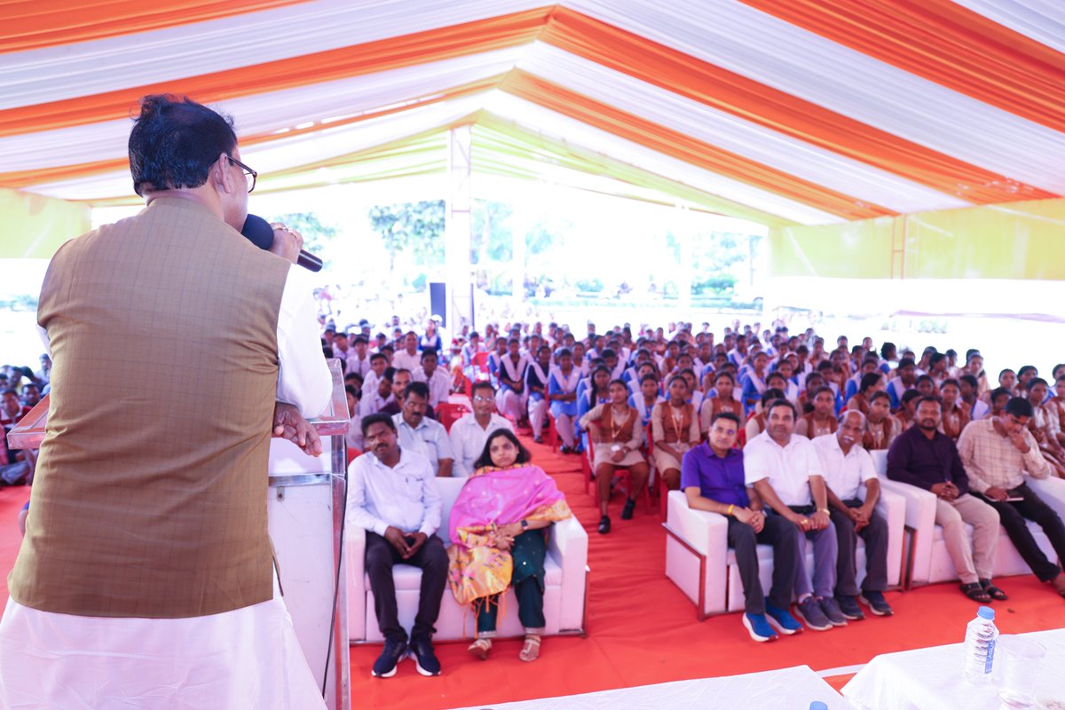RPRC_Odisha's tweet photo. #RPRC ପରିସରରେ ମାନ୍ୟବର ଜଙ୍ଗଲ, ପରିବେଶ ଓ ଜଳବାୟୁ ପରିବର୍ତ୍ତନ ମନ୍ତ୍ରୀ ଶ୍ରୀ ଗଣେଶ ରାମ ସିଂ ଖୁଣ୍ଟିଆ, #pccf&amp;hoff ଡଃ କେ. ମୁରୁଗେସନ୍‌ ଓ ମୁଖ୍ୟ କାର୍ଯ୍ୟନିର୍ବାହୀ ଶ୍ରୀ ସୁଧାଂଶୁ ଶେଖର ଖୋରାଙ୍କ ଦ୍ଵାରା " ବ୍ୟାପକ ବୃକ୍ଷରୋପଣ ଅଭିଯାନ" ଏବଂ ଏକାମ୍ର କାନନରେ ପର୍ଯ୍ୟଟକଙ୍କ ପାଇଁ"ବ୍ୟାଟେରୀ ଚାଳିତ ଗାଡ଼ି"ର ଶୁଭାରମ୍ଭ ହୋଇଯାଇଛି। https://t.co/GAuYsVw5q0