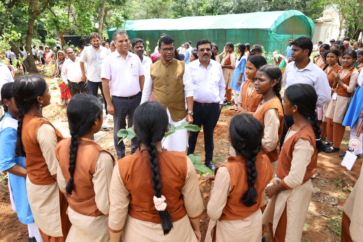 RPRC_Odisha's tweet photo. #RPRC ପରିସରରେ ମାନ୍ୟବର ଜଙ୍ଗଲ, ପରିବେଶ ଓ ଜଳବାୟୁ ପରିବର୍ତ୍ତନ ମନ୍ତ୍ରୀ ଶ୍ରୀ ଗଣେଶ ରାମ ସିଂ ଖୁଣ୍ଟିଆ, #pccf&amp;hoff ଡଃ କେ. ମୁରୁଗେସନ୍‌ ଓ ମୁଖ୍ୟ କାର୍ଯ୍ୟନିର୍ବାହୀ ଶ୍ରୀ ସୁଧାଂଶୁ ଶେଖର ଖୋରାଙ୍କ ଦ୍ଵାରା " ବ୍ୟାପକ ବୃକ୍ଷରୋପଣ ଅଭିଯାନ" ଏବଂ ଏକାମ୍ର କାନନରେ ପର୍ଯ୍ୟଟକଙ୍କ ପାଇଁ"ବ୍ୟାଟେରୀ ଚାଳିତ ଗାଡ଼ି"ର ଶୁଭାରମ୍ଭ ହୋଇଯାଇଛି। https://t.co/GAuYsVw5q0