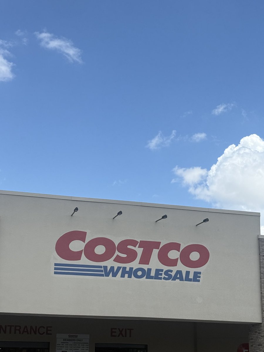WillyWindsbur's tweet photo. Anyone else hit up Costco for lunch? #Wednesday https://t.co/RKyo0JKWbB