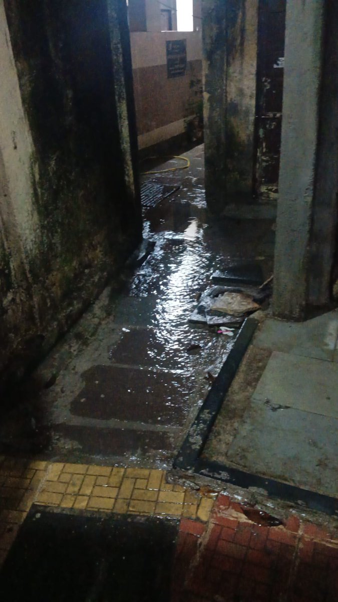 ArunGavli's tweet photo. आबा पाटील चाळ श्रेयस कॉलनी आरे रोड चेक नका हनुमान मंदिर च्या बाजूला गोरेगाव पूर्व मुंबई -६३ .या ठिकाणी गटार तुंबलेल्या अवस्थेत आहेत , सर्वत्र शेवाळ झाल्या कारणांमुळे लहान मूल जेष्ठ नागरिक पडण्याची शक्यता आहे कृपया त्वरित कारवाई करावी.@mybmc
@mybmcWardPS https://t.co/nZSNvdmWH5