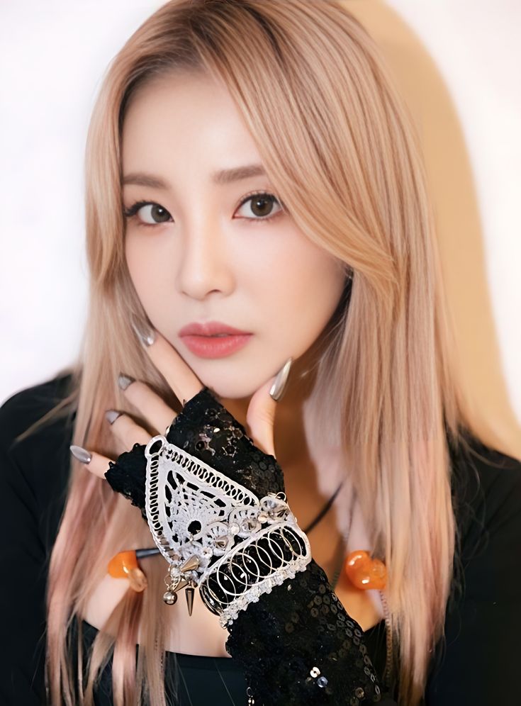 npomvtt's tweet photo. 😕 Chloe Young, líder do BADVILLAIN, está trabalhando como dançarina de Sandara do 2NE1.

Há meses especula-se que o BADVILLAIN deu disband dado o silêncio e a falta de atividades públicas do grupo, mas a empresa ainda não se pronunciou sobre. https://t.co/05g6eLnsNS