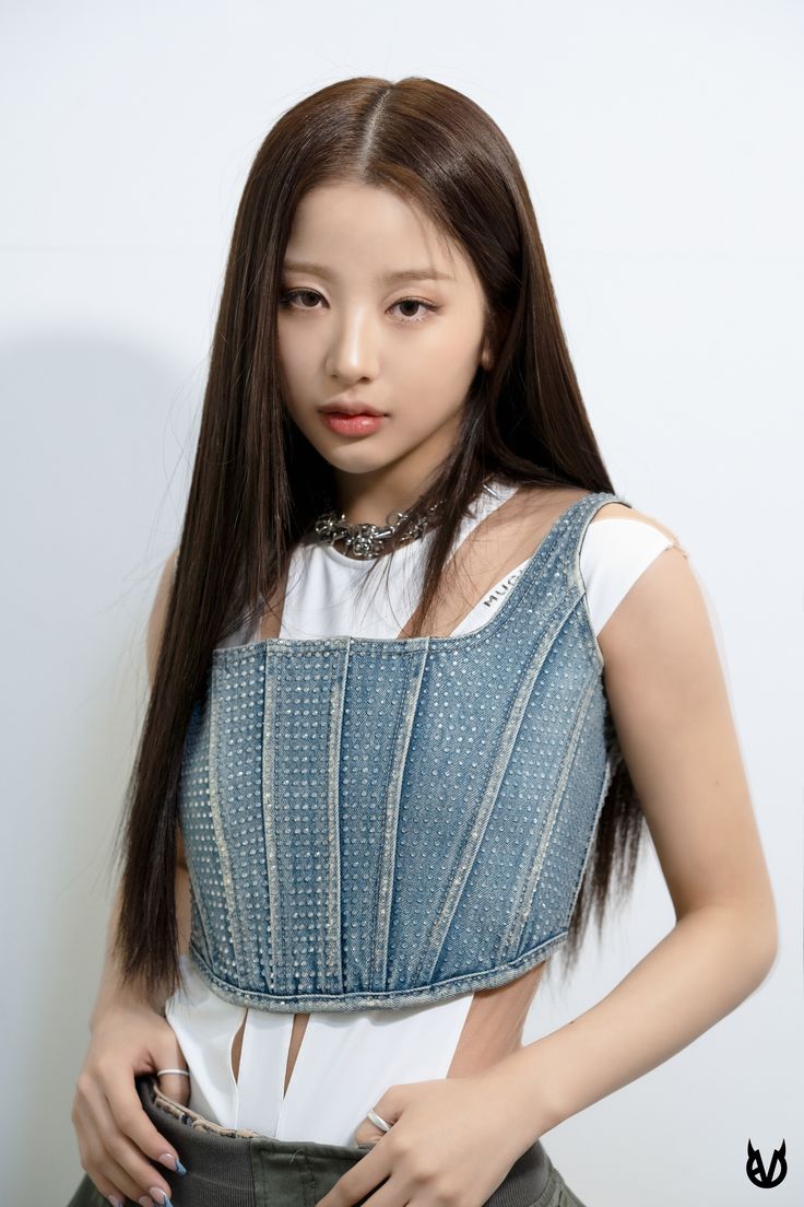 npomvtt's tweet photo. 😕 Chloe Young, líder do BADVILLAIN, está trabalhando como dançarina de Sandara do 2NE1.

Há meses especula-se que o BADVILLAIN deu disband dado o silêncio e a falta de atividades públicas do grupo, mas a empresa ainda não se pronunciou sobre. https://t.co/05g6eLnsNS