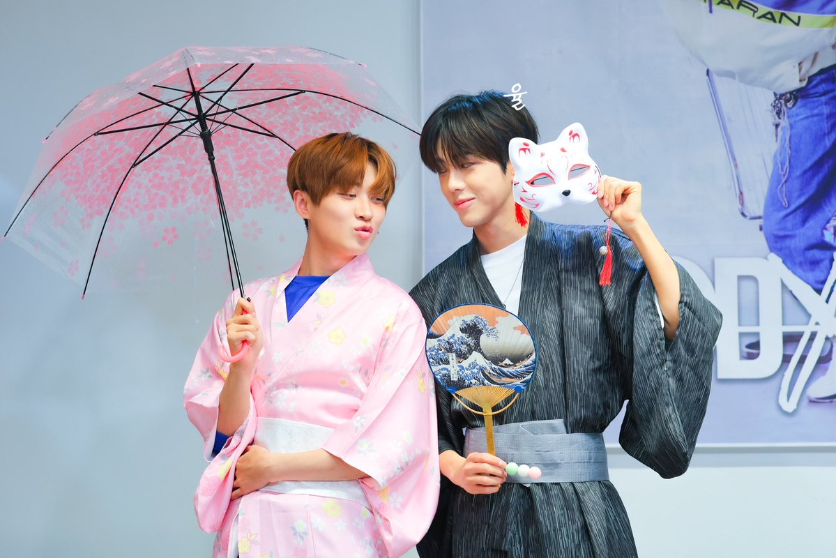 mus1cr00m's tweet photo. 080726 modyssey appmu offline fansign

can i be hengyuet’s wedding photographer now

#modyssey #hengyu #rowan #헝위 #로완 https://t.co/O3rxrhoWuy