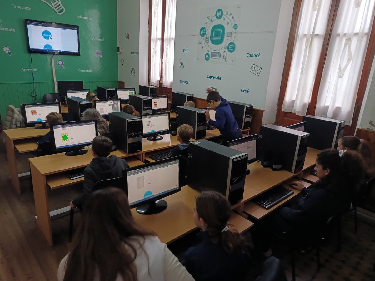 pd_santamaria's tweet photo. Temática que desarrollaron: Materia Matemáticas #Calculos y #Tabla Incompleta de la Pagina "Continuemos Estudiando".
Lugar: Sala de Aprendizaje del Punto Digital. https://t.co/DonIzsJfIW
