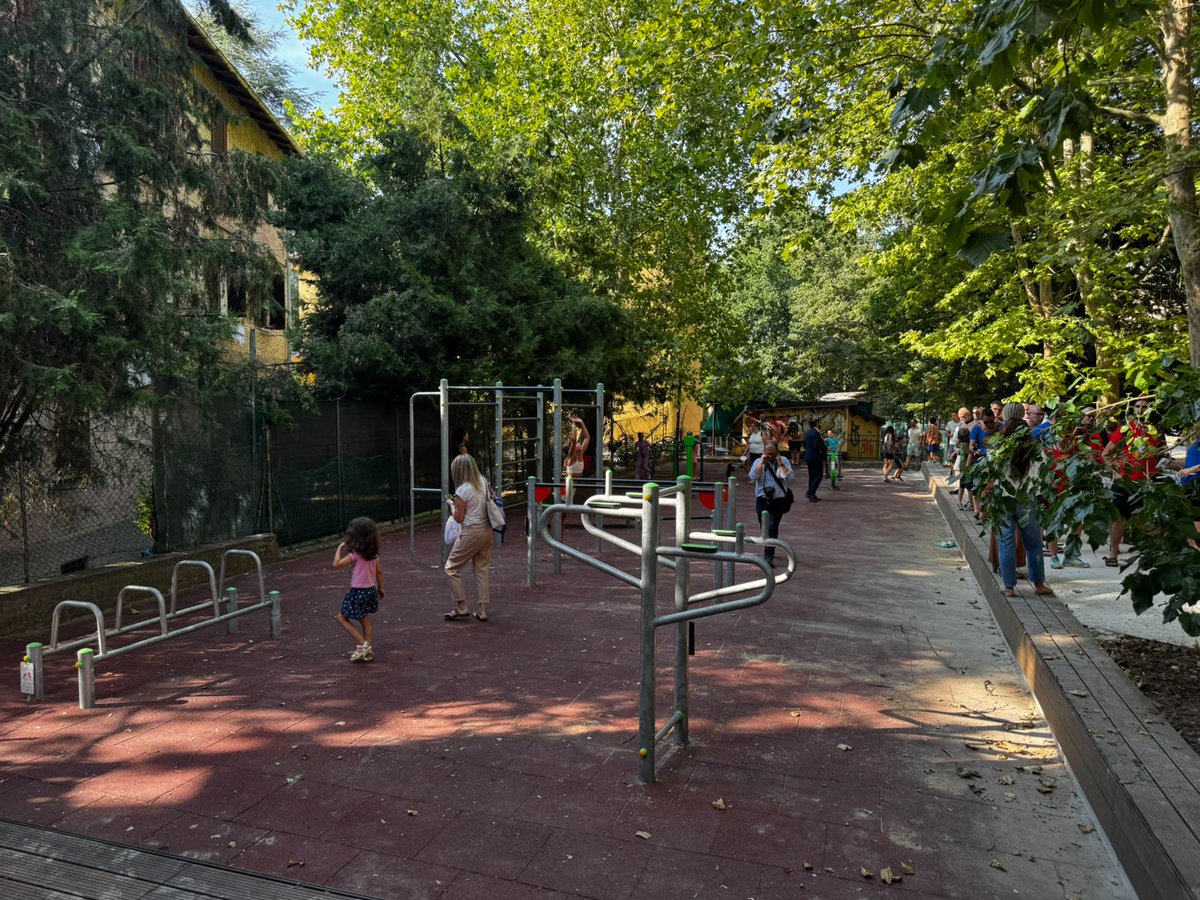 RegioneER's tweet photo. #Territorio. Casalecchio di Reno (#Bologna), inaugurato il nuovo parco dell'ex galoppatoio: un intervento da quasi 2 milioni di euro per riqualificare verde pubblico, percorsi e spazi urbani. La #notizia 👉 https://t.co/x2FPARrHyS https://t.co/I8IeZnSgLN