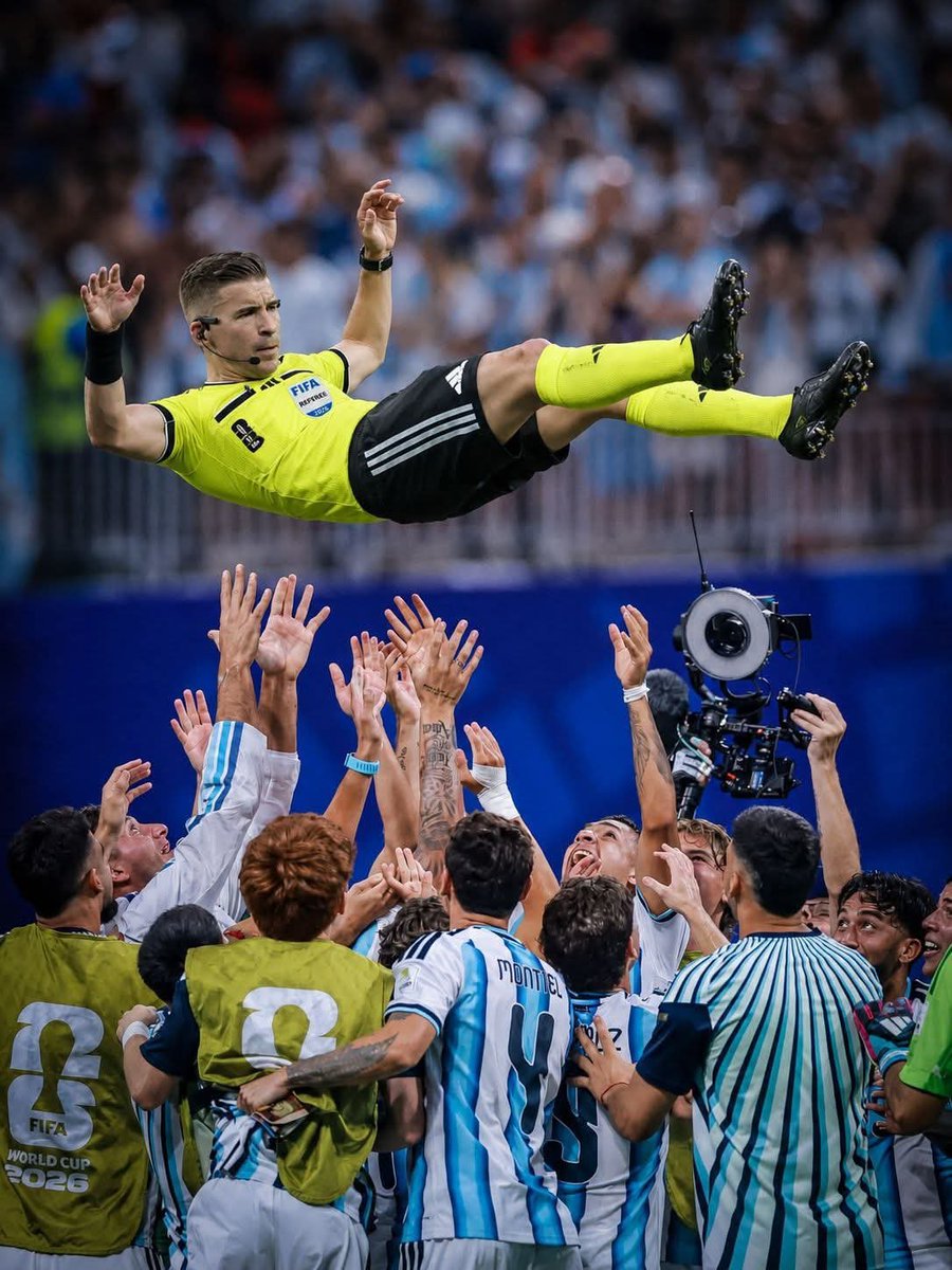 Markus369670381's tweet photo. @j77800935 Ngl hot art but this Argentine player did all the hard work: https://t.co/kx40AeSIgp