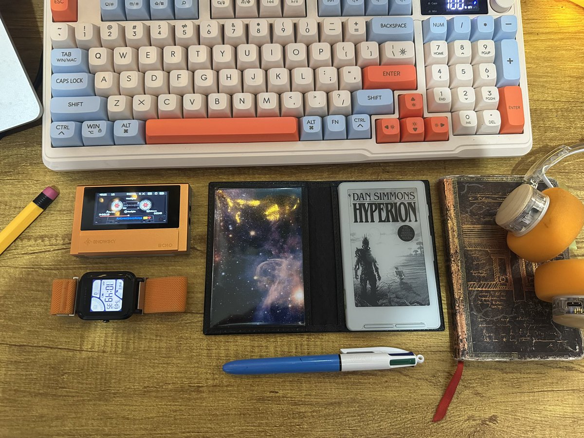 MrNobre's tweet photo. @jakeformers Long story short: this thing's only problematic feature is that navigation using buttons only can be a bit cumbersome 

But I love it. The style is unbeatable https://t.co/3ZxloXxMt5