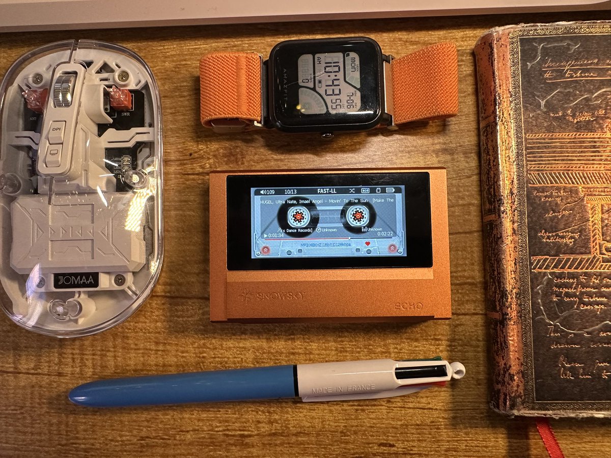 MrNobre's tweet photo. @jakeformers Long story short: this thing's only problematic feature is that navigation using buttons only can be a bit cumbersome 

But I love it. The style is unbeatable https://t.co/3ZxloXxMt5