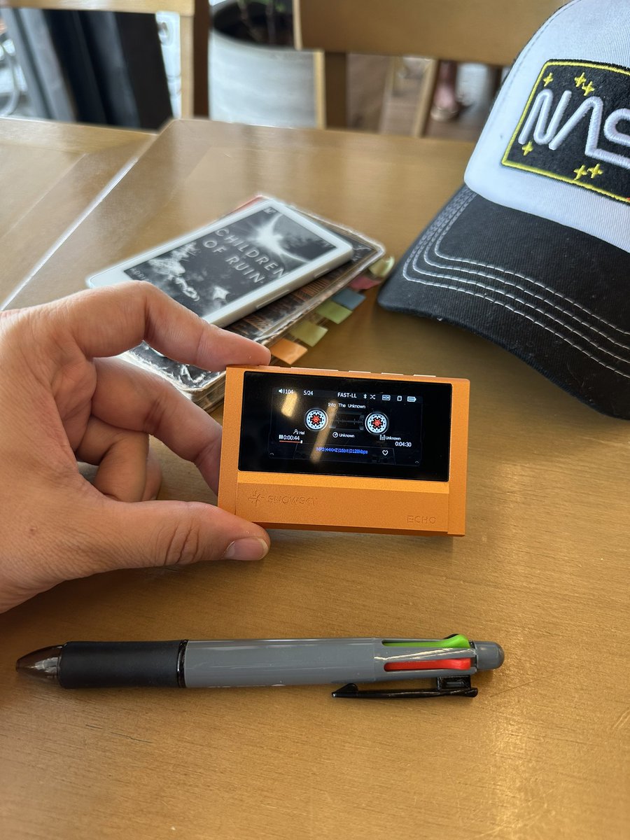 MrNobre's tweet photo. @jakeformers Long story short: this thing's only problematic feature is that navigation using buttons only can be a bit cumbersome 

But I love it. The style is unbeatable https://t.co/3ZxloXxMt5