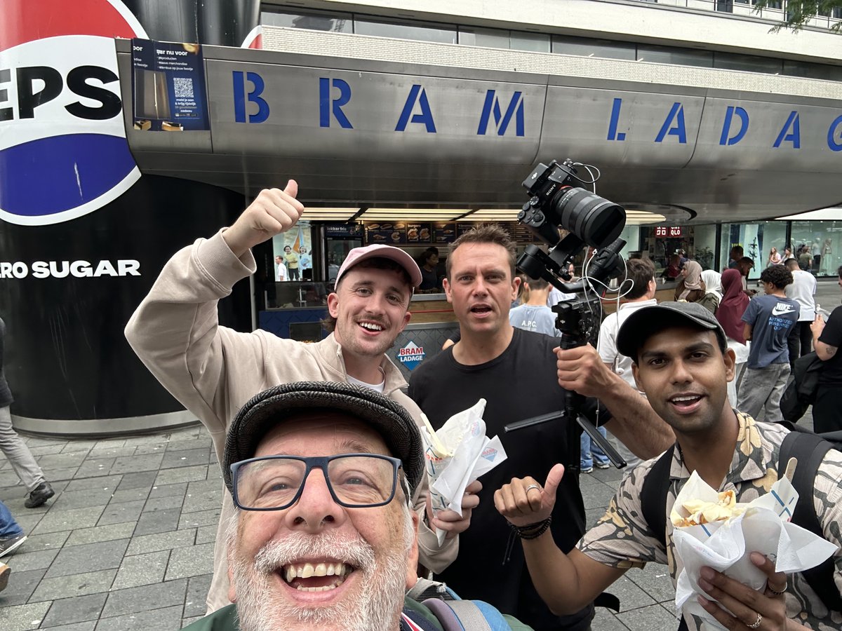 roel_pot's tweet photo. Vandaag voor de Ierse tv, een Ier wat Rotterdamse woorden geleerd en natuurlijk Rotterdamse patat laten eten Bram Ladage @bramladage #echwel #cursusplatrotterdams https://t.co/nwt9THVXSz