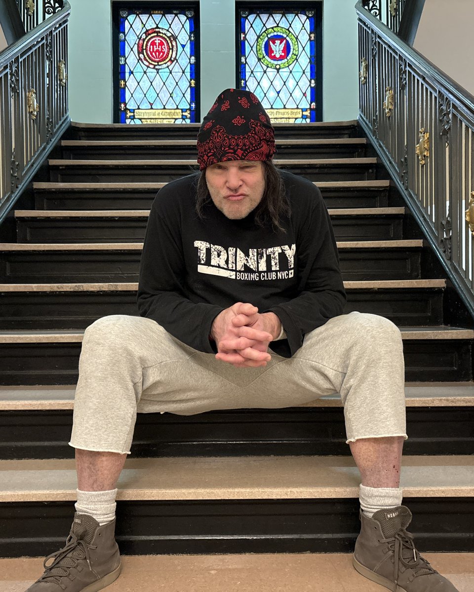 RegisHighSchool's tweet photo. Martin Snow ’78 is giving back to Regis by training students as part of the school’s Boxing Club. In the latest issue of Regis Magazine, the Trinity Boxing Club owner discusses working with Regians, veterans with PTSD, and the occasional Real Housewife: https://t.co/YWRwDv2W9W https://t.co/Ly5ICtR5UC