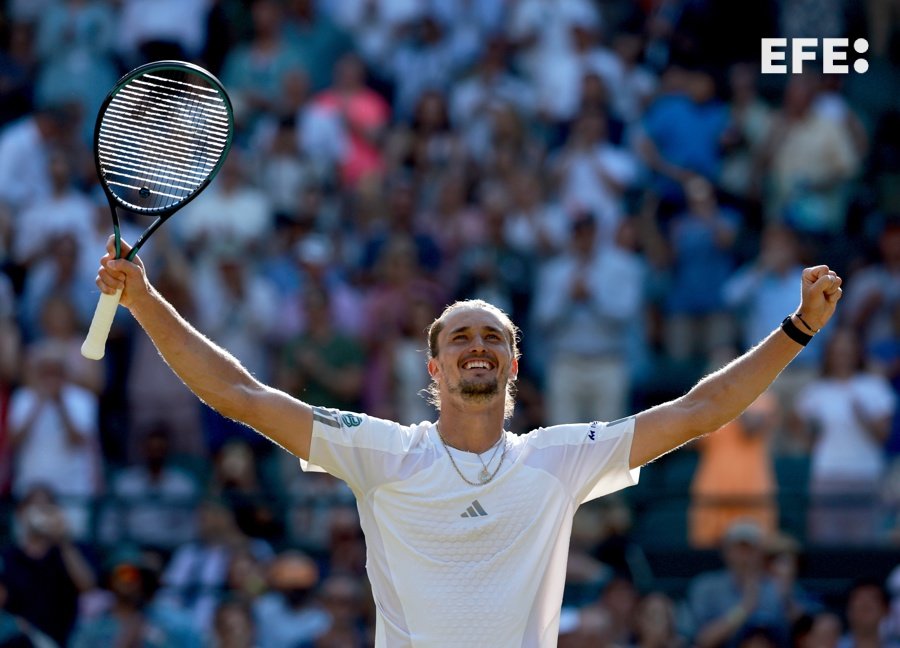 EFEdeportes's tweet photo. 🎾 Zverev rompe el maleficio con Fritz (6-4, 6-4 y 6-2) para meterse en semifinales de Wimbledon.

🤩 Fery alarga el sueño británico al ganar a Cobolli, por 6-4, 7-6(4) y 6-0, y jugará su primera semifinal de Grand Slam.

#Wimbledon https://t.co/gXbFEr5dC7