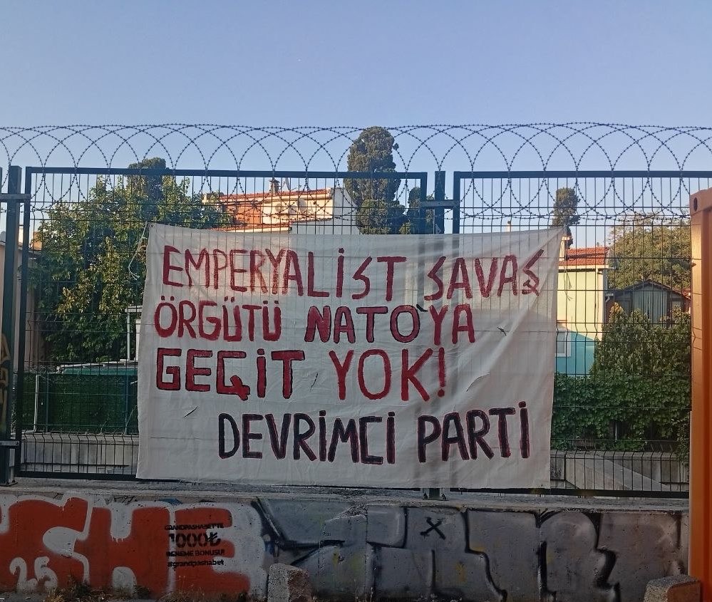DevrimciParti_2's tweet photo. 📍İstanbul 
Emperyalist savaş örgütü NATO’nun keyfi için halkın cebinden çalıp servet olarak döken faşist İktidara söylüyoruz; 
Sosyalistler, devrimciler size ve kanlı pazarlıklar yaptığınız ortaklarınıza karşı her yerde karşınıza çıkmaya devam edecek.
#KatilNato 
#KillerNATO https://t.co/VqCyPgzQfo