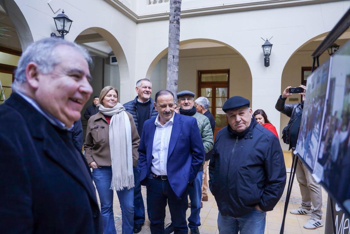 QuintelaRicardo's tweet photo. Hay historias que no pueden quedar en el olvido, porque forman parte de la identidad de nuestro pueblo.

Visité la muestra fotográfica “Enrique Angelelli: con un oído en el pueblo y otro en el Evangelio”, realizada en el marco de los 50 años del Golpe de Estado y del martirio de nuestros Beatos Riojanos.

Cada imagen recupera la lucha de ex presos y presas políticas, el compromiso de quienes documentaron aquellos años y el legado de nuestros Beatos Mártires, reafirmando el valor de la memoria, la verdad y la justicia.

Los invito a recorrer esta muestra, que permanecerá durante todo este mes en el Patio de Casa de Gobierno, para seguir construyendo memoria colectiva y mantener vivo un capítulo fundamental de nuestra historia.