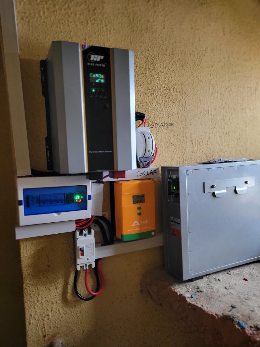 ESolartech's tweet photo. 3.5kva 5kwh solar system installation 
3.5kva blue power transformer base inverter 
5kwh 24v 150A firman lithium battery 
60A controller mppt 
8pcs 400w panel
Fully installed 
Powering 
Waterpump 
3 fans
Lights
TV set
2 freezers https://t.co/puwa0VDNAm