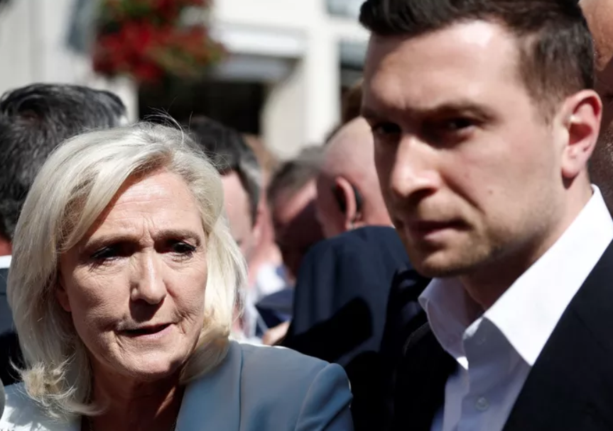 danielchaize's tweet photo. #RN DEUX CANDIDATS POUR LE PRIX D’UN ET COUP DE FORCE CONTRE LA JUSTICE – Déni de sa condamnation, tentative d’évitement de la sentence et candidature de condamnée assumée sous forme de ticket avec son cadet chaperonné de près. Lire sur https://t.co/91t5vhtGWo https://t.co/yN54fz08sf