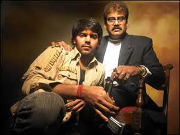 poondunorukal's tweet photo. 2006-ல் வெளிவந்த 'வட்டாரம்' படத்தை சரண் இயக்கியிருப்பார். 

படத்தின் நாயகனாக ஆர்யா மற்றும் நாயகியாக கிரண் ரத்தோடுக்கு (Kiran Rathod) பதிலாக கீரத் பட்டால் நடித்திருப்பார்கள். பரத்வாஜ் இந்த படத்திற்கு இசை அமைத்திருப்பார்.

 நெப்போலியன் இந்த படத்தில் நாயகியின் தந்தையாக மற்றும் பெரிய டானாக நடித்திருப்பார்.
சிறுவனாக இருக்கும் போதே ஆர்யாவிற்கு நெப்போலியன் போன்ற ஒரு பணக்கார, சக்திவாய்ந்த டான் ஆக வேண்டும் என்ற ஆசை இருந்து கொண்டே இருக்கும். ஒரு நாள் நெப்போலியன் உட்காரும் இருக்கையில் நாசரும் அவரது மகனும் உட்கார்ந்து இருப்பதை பார்த்து, அவர்களை அடித்து நொறுக்கி வீட்டை விட்டு துரத்துவார்கள்.

 நெப்போலியனின் ஆட்களிடம் அடி வாங்கி அவமானப்படும் நாசர் தன் மகனிடம்,
"உனக்கு ஒரு சந்தர்ப்பம் கிடைத்தால் நீயும் அவரைப் போல ஆக வேண்டும்,"
என்று மனதில் பதியும்படி சொல்லிவிட்டு தற்கொலை செய்து கொள்வார். (குறிப்பு: கதையின்படி தற்கொலை செய்துகொள்வது நாசர் அல்ல, நாசரின் மகனாக வரும் ஆர்யாவின் தந்தை கதாபாத்திரம்).

தெருக்களில் அனாதையாக வளர்ந்து, பின் வாலிப வயதில் துப்பாக்கி வியாபாரியாக ஆர்யா மாறுவார். நெப்போலியன் வீட்டிற்குள் நுழைந்து பழிவாங்க ஒரு வாய்ப்புக்காக பாம்பு போல காத்திருப்பார். ஒரு கட்டத்தில் வீட்டிற்குள்ளும் நுழைந்து, அவரின் நம்பிக்கையை வென்று, அவரது நம்பகமான அடியாளாக மாறுகிறார்.
இதற்கிடையில் நெப்போலியனின் ஒரே மகள் ஆர்யாவை காதலிக்கிறார். என்னவானாலும் தன் இலக்கை நோக்கி செல்லும் நாயகன், நெப்போலியனுக்கு பக்கபலமாக இருப்பவர்கள் மற்றும் அவருடைய மூத்த மகன் உட்பட அனைவரையும் போட்டுத்தள்ளுவார்.

இறுதியில் நெப்போலியனுக்கும் திட்டம் போட்டு, அவரையும் மாடியில் இருந்து குதிக்க வைத்து கதையை முடித்துவிடுவார். நாயகியையும் கைப்பிடித்து, நெப்போலியனின் இளைய மகனை மிரட்டி, உயிர் பயத்தை காட்டி லண்டனுக்கு ஓட வைப்பார்.
இறுதியில் அவர் நினைத்தபடியே டானாகி, நெப்போலியனின் இடத்தை பிடித்துவிடுவார். தன் லட்சியத்திற்காக ஹீரோ இறுதியில் வில்லனை விட மோசமானவராக மாறுவது இந்த படத்தின் தனிச்சிறப்பு.

நன்றி இயக்குநர் சரண் அவர்களுக்கு