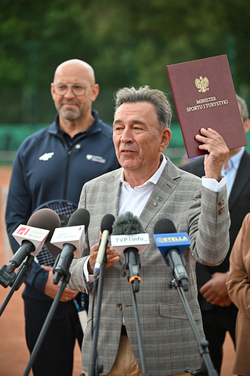 SPORT_GOV_PL's tweet photo. 🎾 6,4 mln zł dla @MiastoSW Stalowej Woli na rozwój infrastruktury tenisowej! 🇵🇱💪🏻

Minister sportu i turystyki @KubaRutnicki przekazał decyzję o dofinansowaniu w ramach Programu modernizacji kompleksów tenisowych. Inwestycja obejmie rozbudowę hali tenisowej, budowę 2 nowych kortów oraz modernizację 4 istniejących.

To kolejny krok w rozwoju ośrodka, który od lat szkoli młode tenisowe talenty i przyciąga zawodników z całego regionu.

@PremierRP 
@pzt_tenis 

#TworzymyPolskiSport #RobimyNieGadamy