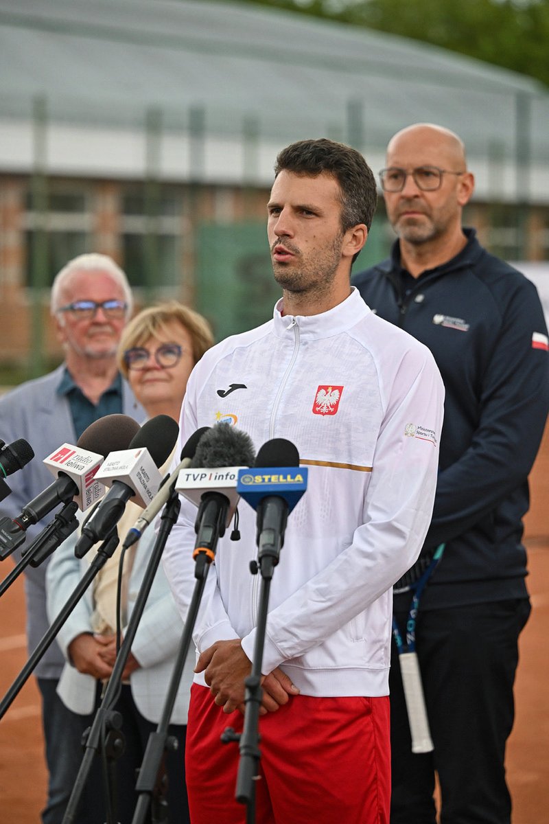SPORT_GOV_PL's tweet photo. 🎾 6,4 mln zł dla @MiastoSW Stalowej Woli na rozwój infrastruktury tenisowej! 🇵🇱💪🏻

Minister sportu i turystyki @KubaRutnicki przekazał decyzję o dofinansowaniu w ramach Programu modernizacji kompleksów tenisowych. Inwestycja obejmie rozbudowę hali tenisowej, budowę 2 nowych kortów oraz modernizację 4 istniejących.

To kolejny krok w rozwoju ośrodka, który od lat szkoli młode tenisowe talenty i przyciąga zawodników z całego regionu.

@PremierRP 
@pzt_tenis 

#TworzymyPolskiSport #RobimyNieGadamy