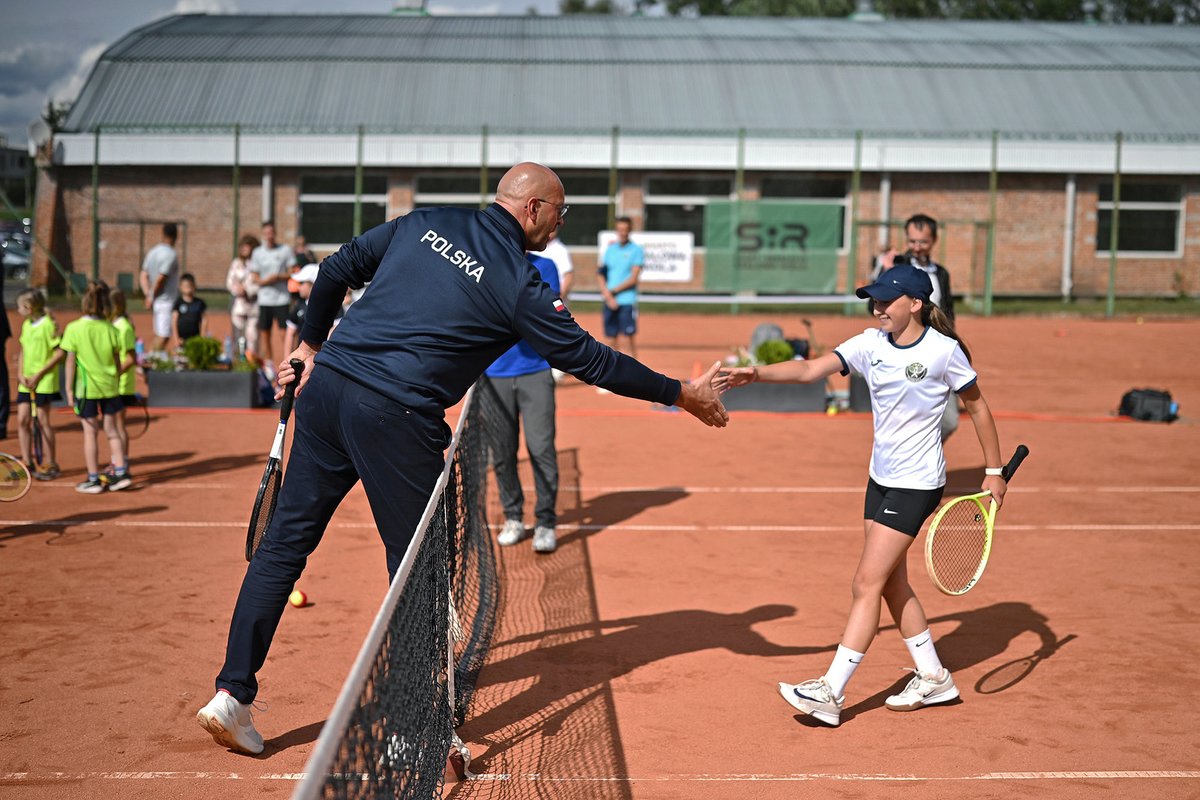 SPORT_GOV_PL's tweet photo. 🎾 6,4 mln zł dla @MiastoSW Stalowej Woli na rozwój infrastruktury tenisowej! 🇵🇱💪🏻

Minister sportu i turystyki @KubaRutnicki przekazał decyzję o dofinansowaniu w ramach Programu modernizacji kompleksów tenisowych. Inwestycja obejmie rozbudowę hali tenisowej, budowę 2 nowych kortów oraz modernizację 4 istniejących.

To kolejny krok w rozwoju ośrodka, który od lat szkoli młode tenisowe talenty i przyciąga zawodników z całego regionu.

@PremierRP 
@pzt_tenis 

#TworzymyPolskiSport #RobimyNieGadamy