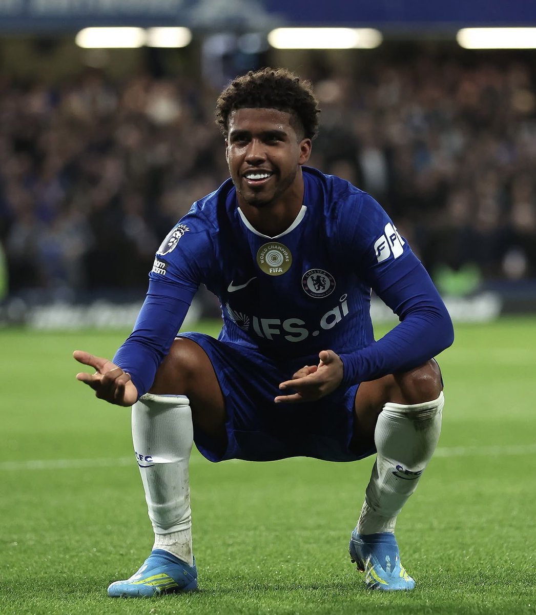 futebol_info's tweet photo. 🚨🤯 FECHADO! Manchester United chega a acordo com o Chelsea para contratar Andrey Santos.

O negócio pelo meia brasileiro de 22 anos foi fechado por 48 milhões de libras (R$ 333 milhões) + 2 milhões de libras (R$ 14 milhões) em bônus por metas fáceis, totalizando 50 MILHÕES DE LIBRAS (R$ 347 milhões).

O Chelsea ainda terá direito a 10% de uma venda futura.

Andrey já foi liberado para realizar exames médicos.

🗞️ @TheAthleticFC | @David_Ornstein 
📸 Chelsea FC