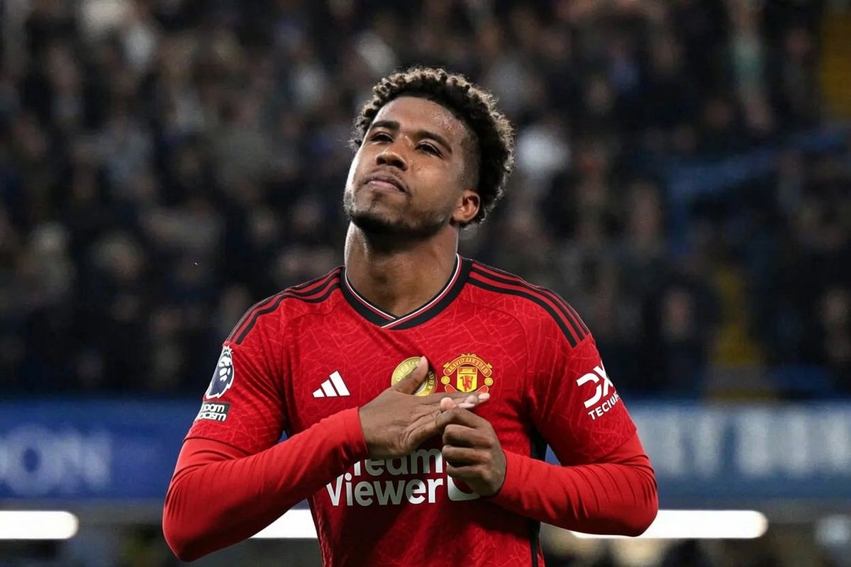 Plancks's tweet photo. Andre Santos to Manchester United HERE WE GO!!! ke? So fast? Chelsea have scammed us. The Chelsea hierarchy know what they are doing? https://t.co/YoPPzmN0EB