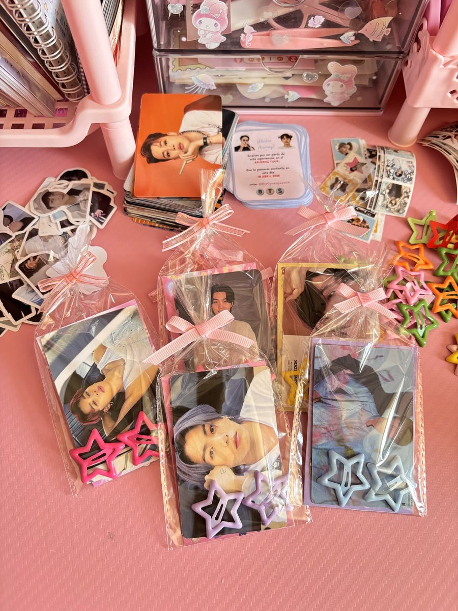 Sofyoonsven's tweet photo. @The_Real_Hugo06 @VoleibolK93838 Regalitos que hacen las fans para dar, pulceritas, llaveros, etc. etc. 😋 https://t.co/kvpfR0Ta0j