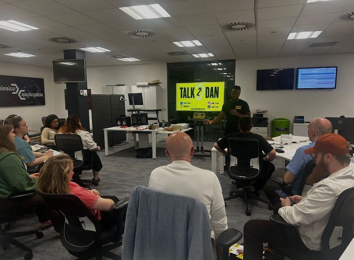 talk2dan_'s tweet photo. A fantastic day in Newcastle! 🚀
Great to partner with @ItvAcademy, @signpostprod & @gatesheadcoll to deliver sessions on CVs ✍️, networking 🤝 and interview skills 💼.
Thanks to everyone involved—we'll be back soon! 💙
#Talk2Dan #ScreenLAB #ITV #Newcastle 🎬 https://t.co/nFc4tTPzT2
