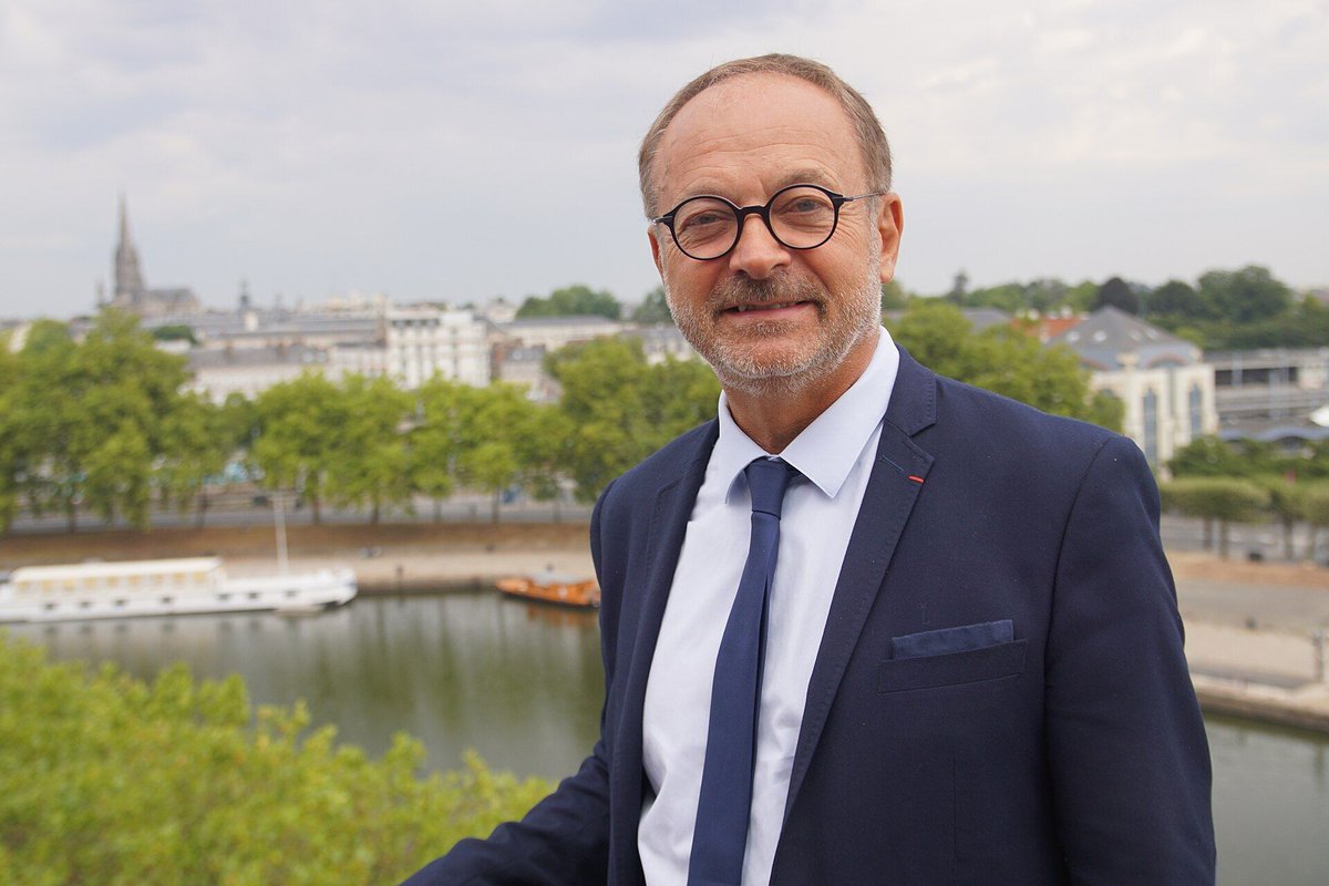 JusteMilieu3's tweet photo. URGENT 🔴 

🏛️ Joël Guerriau : ce sénateur drogue une collègue à son insu. Positif à 6 substances. Toujours payé par le Sénat. 💊

L'affaire Guerriau, ou l'art de rester en poste malgré tout.

📍 17 novembre 2023 : Sandrine Josso repère un sachet suspect chez lui. Test positif : amphétamines, opiacés, cannabis, cocaïne, méthadone, MDMA. Le grand chelem.
📍 Son avocat évoque « un accident », lié à la perte de son chat.
📍 Devant les juges, Guerriau tente un tour de magie. Ils l'arrêtent immédiatement.

Condamné à 4 ans dont 18 mois ferme. Toujours payé par le Sénat. 

L'article complet en premier commentaire 👇