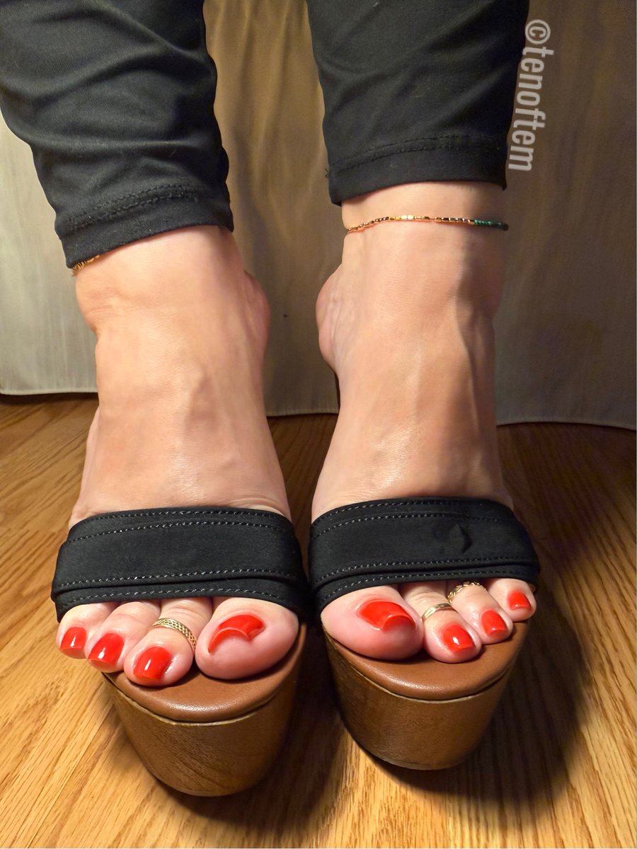 tenoftem's tweet photo. These Kiara wedges are so sexy! 😍🥵 https://t.co/wRVckiYi48