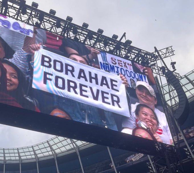 VonTidal's tweet photo. Borahae forever indeed! 💜
London Day 2. https://t.co/EkaC30yaIT