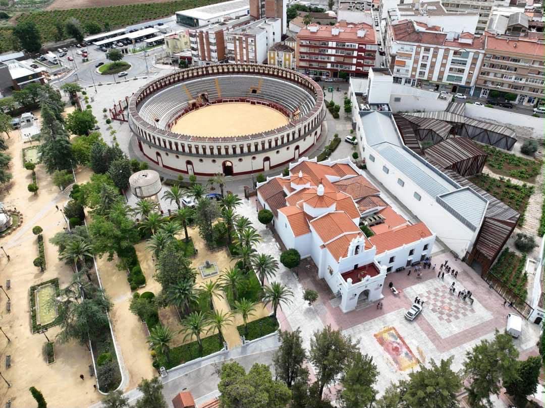 TauroemocionExt's tweet photo. 💣💥 ¡𝗔𝗟𝗠𝗘𝗡𝗗𝗥𝗔𝗟𝗘𝗝𝗢! Mañana nos vemos en el Coso de la Piedad a las 21:30 horas para conocer el cartel de la corrida de toros en honor a la Virgen de la Piedad.

⏳⏳ ¡Comienza la cuenta atrás! ¡𝗡𝗢 𝗙𝗔𝗟𝗧𝗘𝗦! 🤟🏻🔜 https://t.co/ta6UyxYD8N