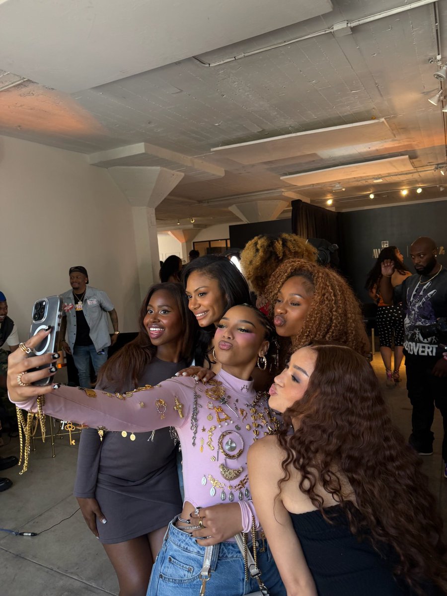 CxhCenter's tweet photo. New photo of Chlöe with FLO &amp; Momo Boyd during BET Awards weekend🤳🏽💕 https://t.co/Fta3F13F4K