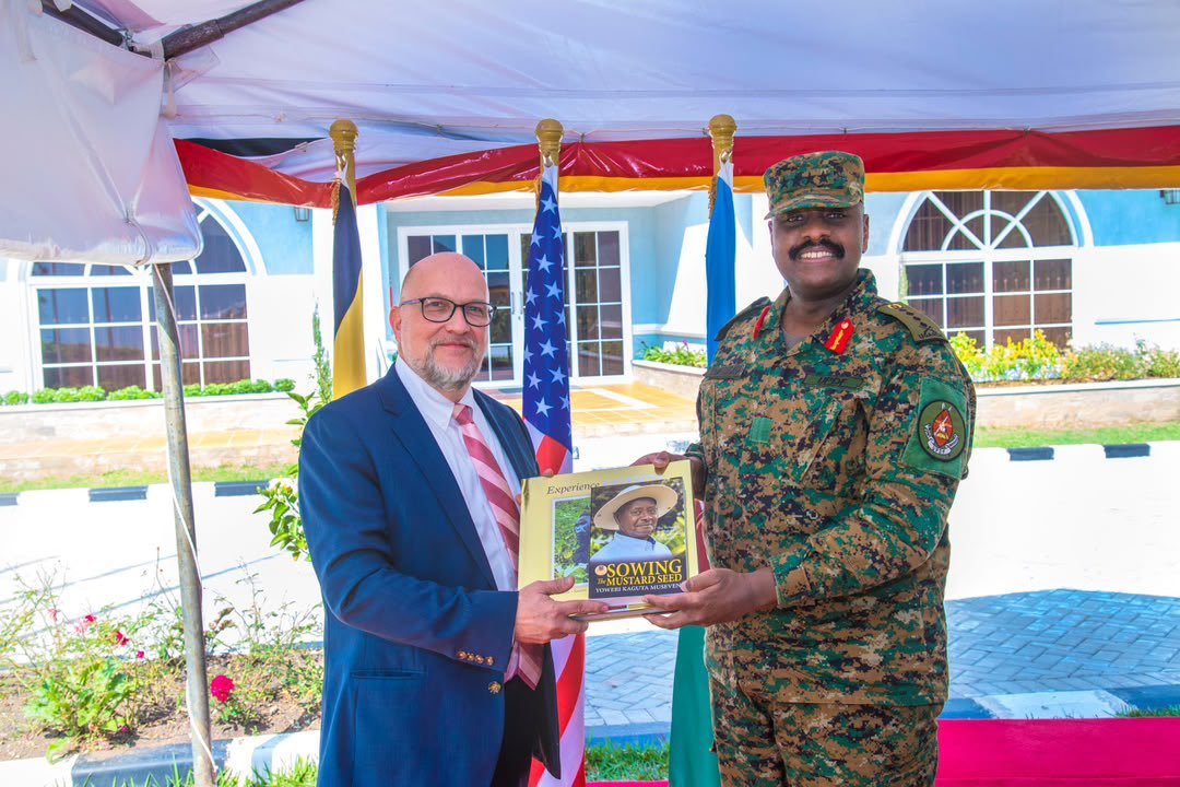 mulindwa_ryan27's tweet photo. The CDF continues to hold engagements that are focused on strengthening security of our nation and the bilateral ties between the nations, in the meeting that he held today with the acting Chargé d’Affaires of the United States Mission in Uganda, H.E. Mikael (Mika) Cleverly https://t.co/JnmUHSGRTq