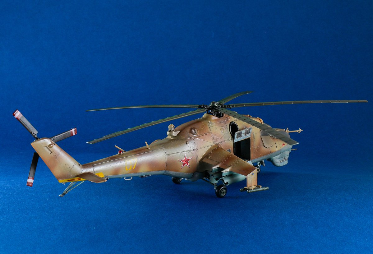 jf9tcc's tweet photo. タミヤ　ウォーバードコレクション
1/72 Mi24ハインド

スパイラル対戦車ミサイル上下逆ですが気力が尽きたので暫定完成
ランナー3枚しかないのに難儀しました。
イタレリ製のキットです。 https://t.co/dm3og77WWM